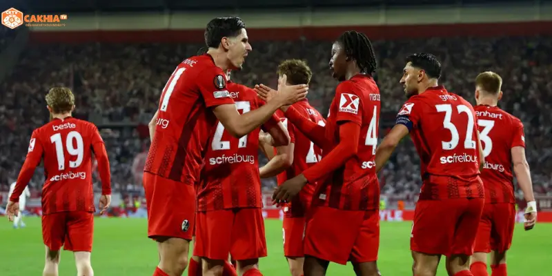 Không khí trước Freiburg vs Aston Villa chung kết